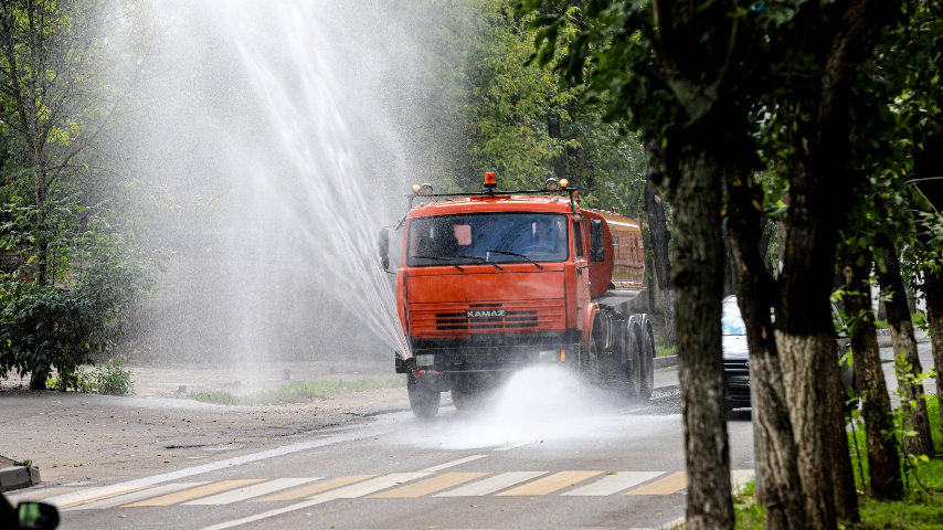 Автоцистерна используется для мойки дорог и охлаждения улиц 