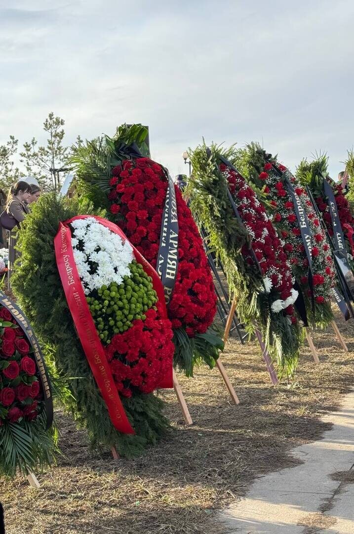    Венки на кладбище, где проходят похороны Бедроса Киркорова   
Сайт «Страсти»