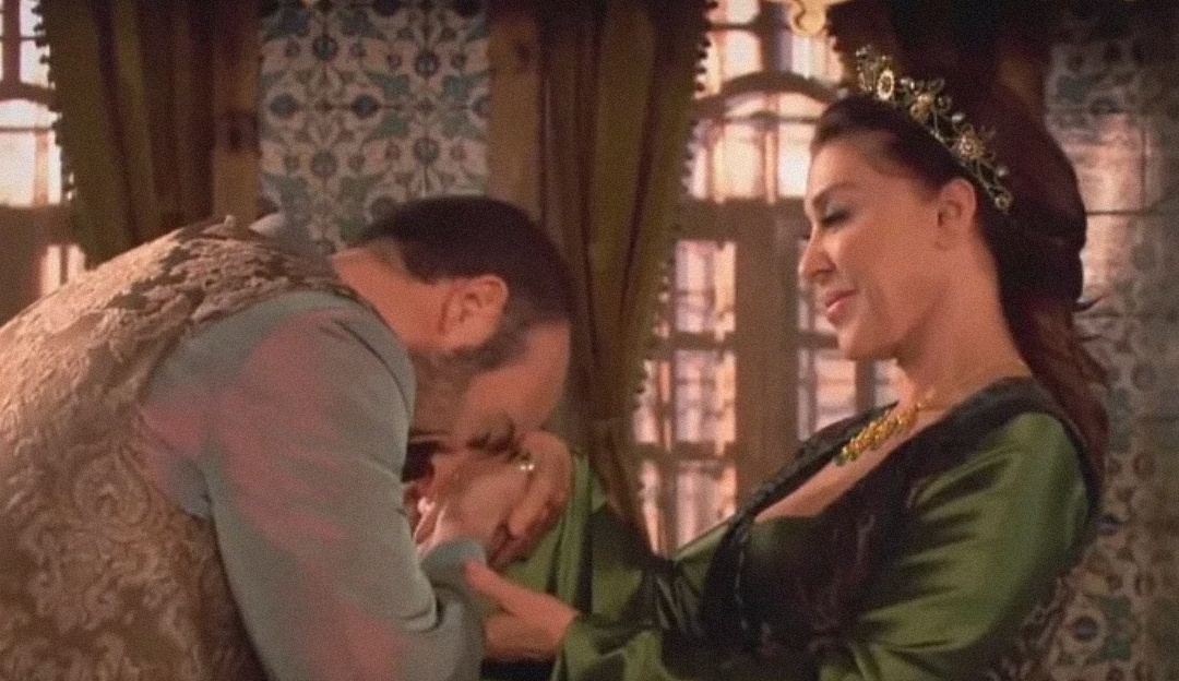 Сулейман пришёл к матери за благословением. 