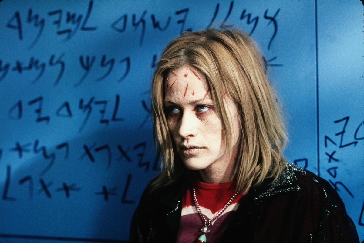 Кадр из фильма «Stigmata». Режиссер: Руперт Уэйнрайт. Производство: FGM Entertainment, Instituto Nacional de Bellas Artes (INBA), Metro-Goldwyn-Mayer (MGM). Прокат: Ист-Вест