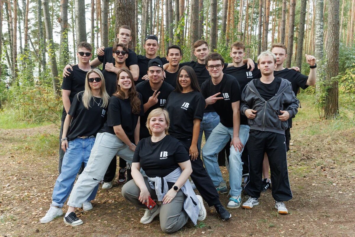 Студенты МБИ и декан Светлана Викторовна Селюгина на турслете в Лосево, 2025 год