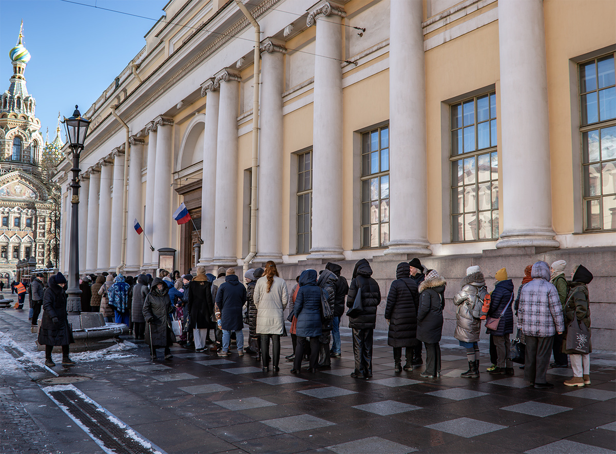На фото – очередь к открытию музея. В кассе сейчас таких очередей нет.