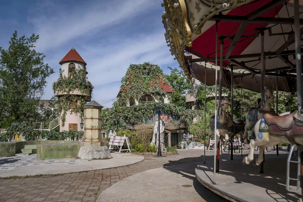 Заброшенный парк аттракционов в Сеуле. Кадр из дорамы «Звуки волшебства» (2022)