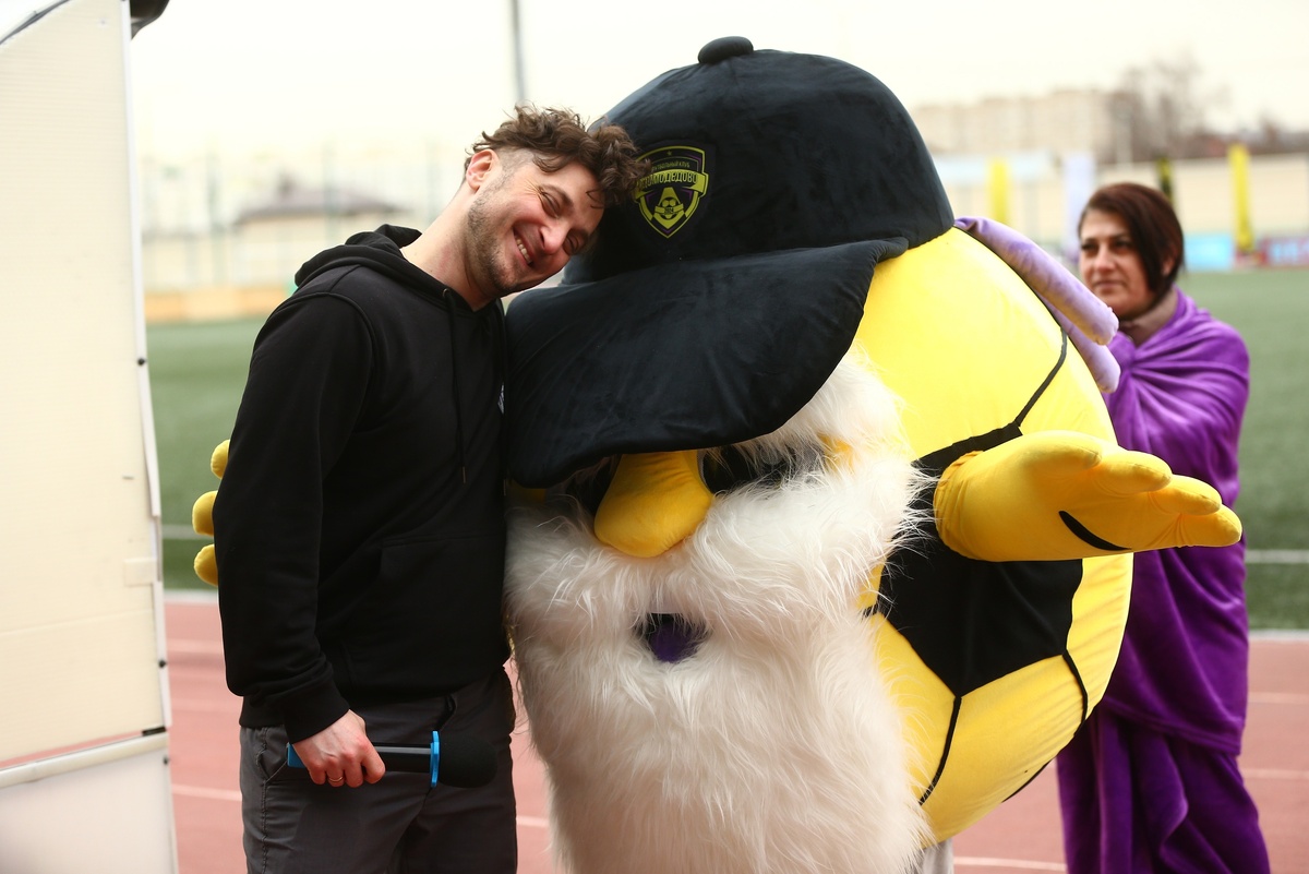 Талисман ФК Домодедово обнимает ведущего TV DDD Михаила Александровского