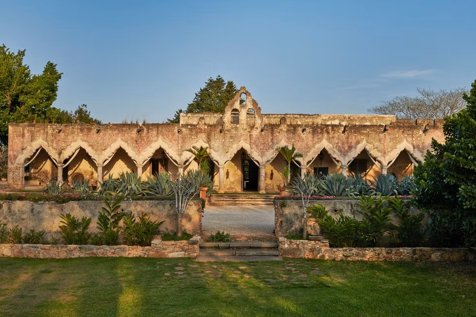 С просторного каменного портика гасиенды открывается прекрасный вид на высокие голубые агавы, утопленный в землю внутренний дворик и сады с террасами.