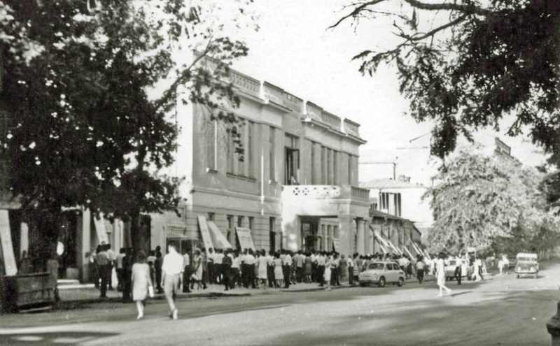 Помню в это время не раз ходили в это интересное место посмотреть, послушать и узнать что-то интересное. В конце 70-х с двумя подружками, смотрели концерт Югославской группы Ю-ту, в принципе они исполняли рок западной группы ЮФО