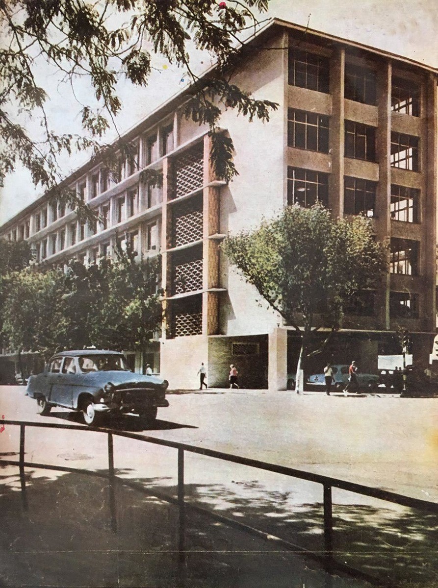 Посмотрите еще раз на дом УзСовПрофа, сегодня этот угол трудно узнать и так пойдем неспешно...