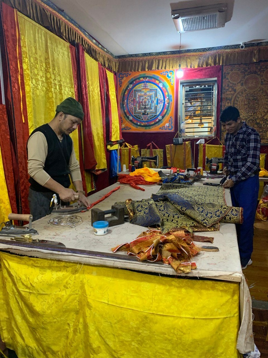 В районе рядом со ступой много семейных мастерских, где получится увидеть все процессы производства воочию