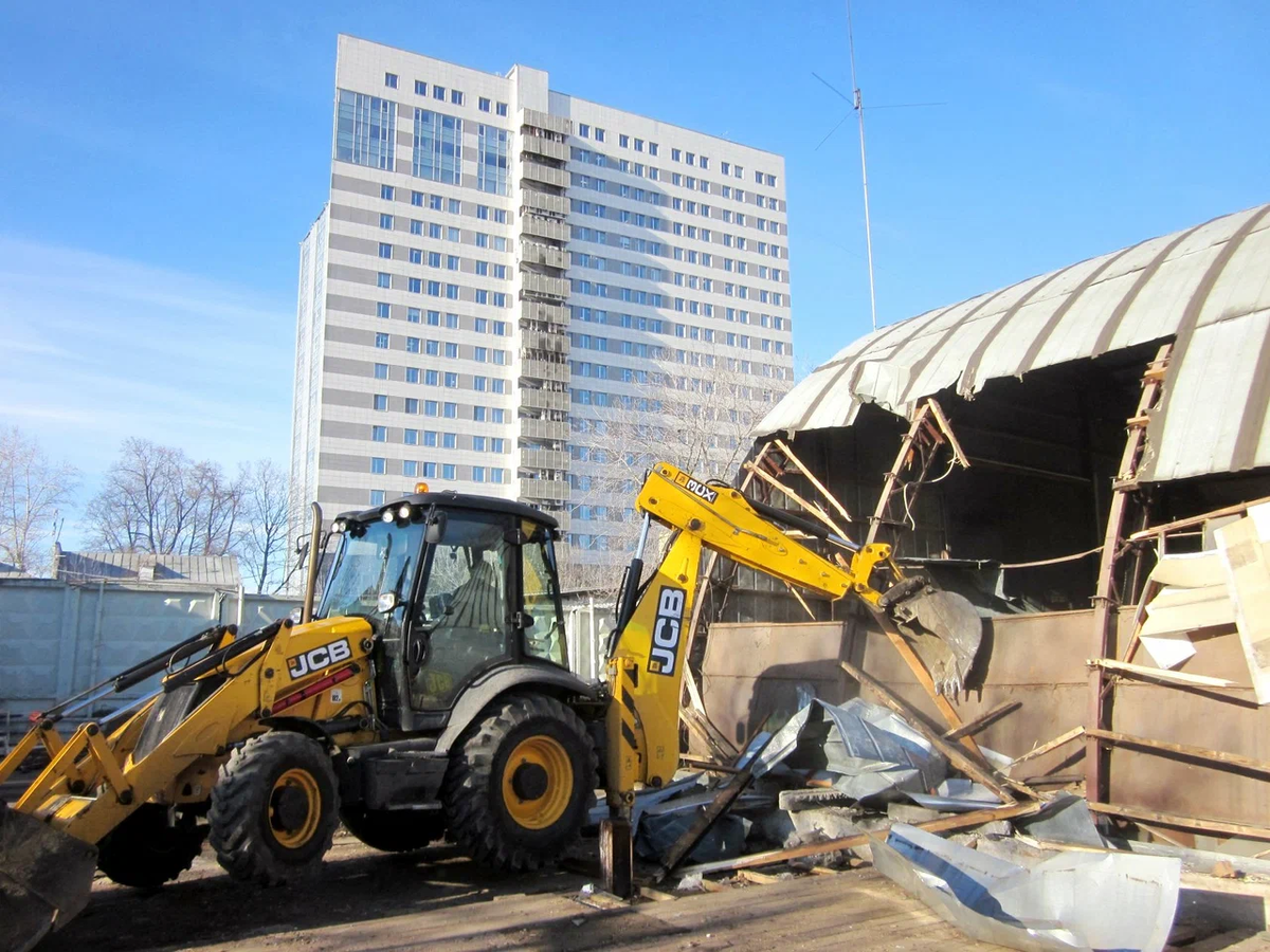 Здания, признанные самовольными могут быть снесены по решению администрации или суда.