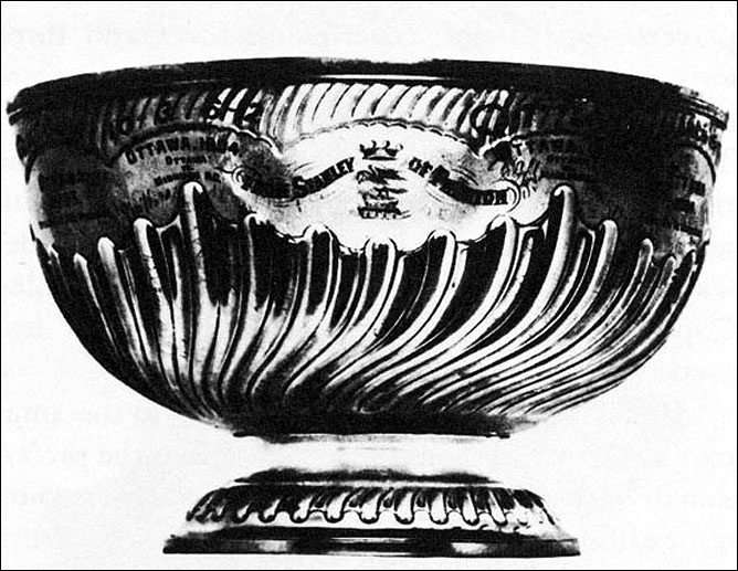 Изначально трофей назывался «Хоккейный Кубок вызова» и вручался лучшей любительской команде Канады.