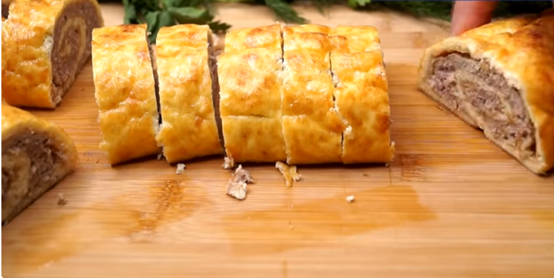 Мясной рулет. Это беспроигрышное блюдо заслуживает место в кулинарной книге, готовь хоть к ужину, хоть для перекуса