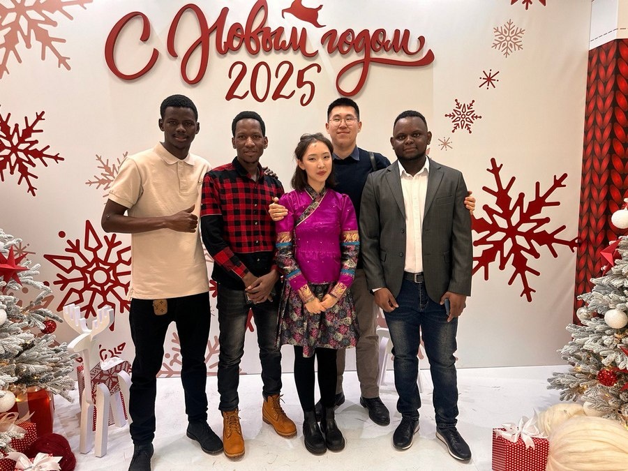 Сайханаа в компании новых друзей из университета