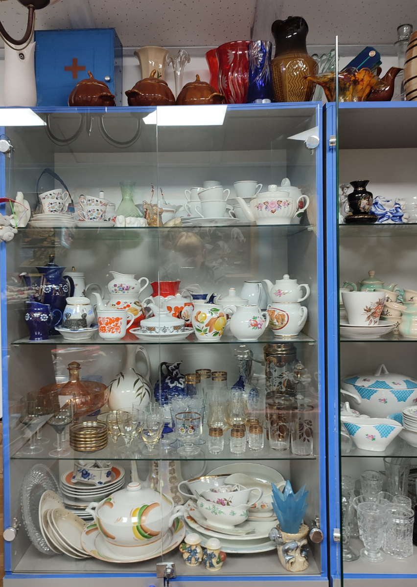 Буквально два шкафа с посудой