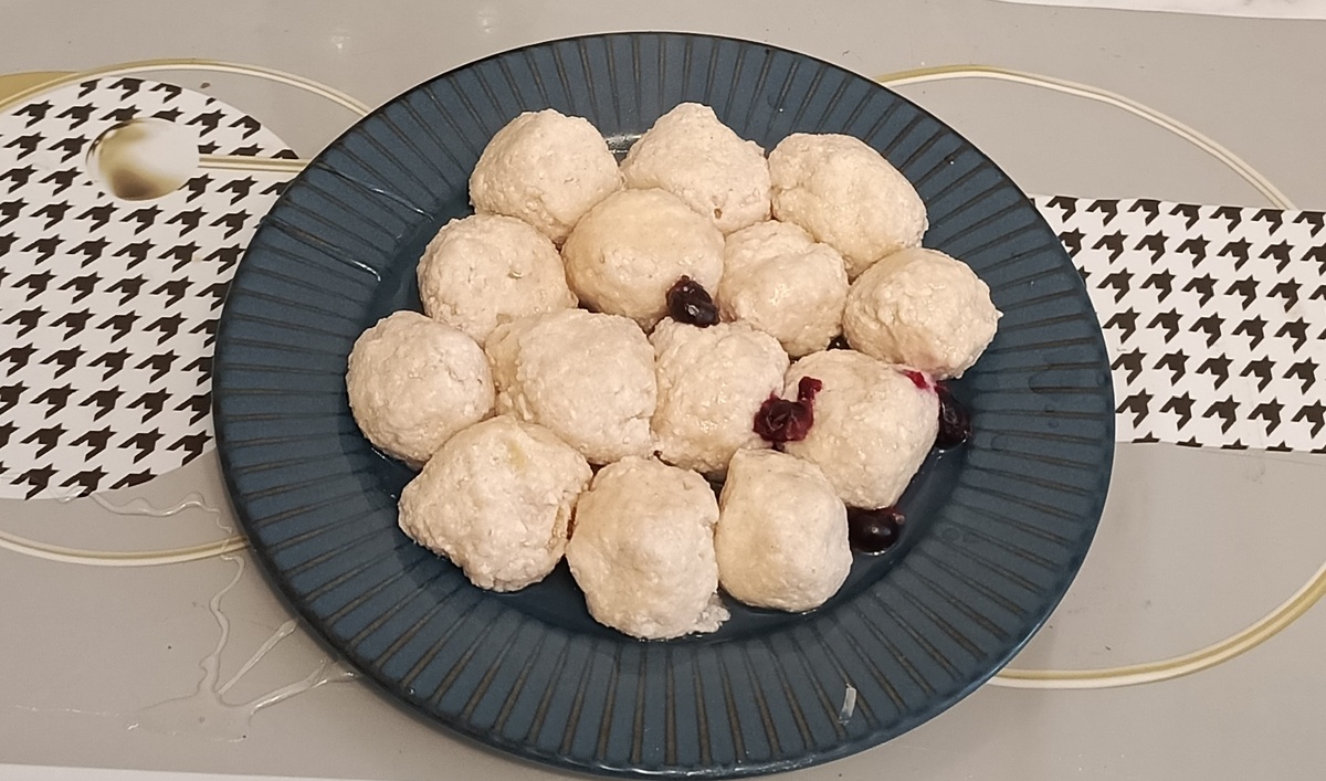 Ленивые вареники с творогом со смородиной и цикорий с молоком. 🍼