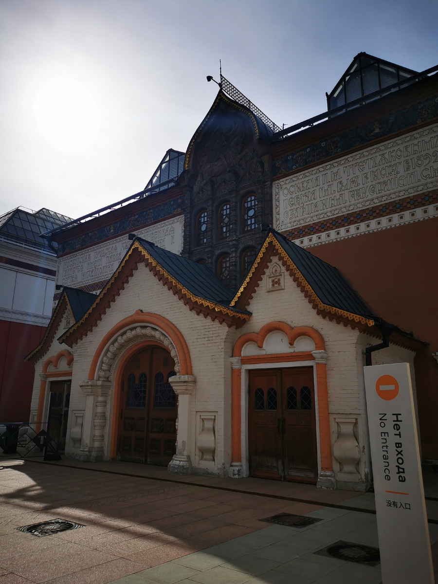 Фасад здания выполнен по эскизам Виктора Васнецова