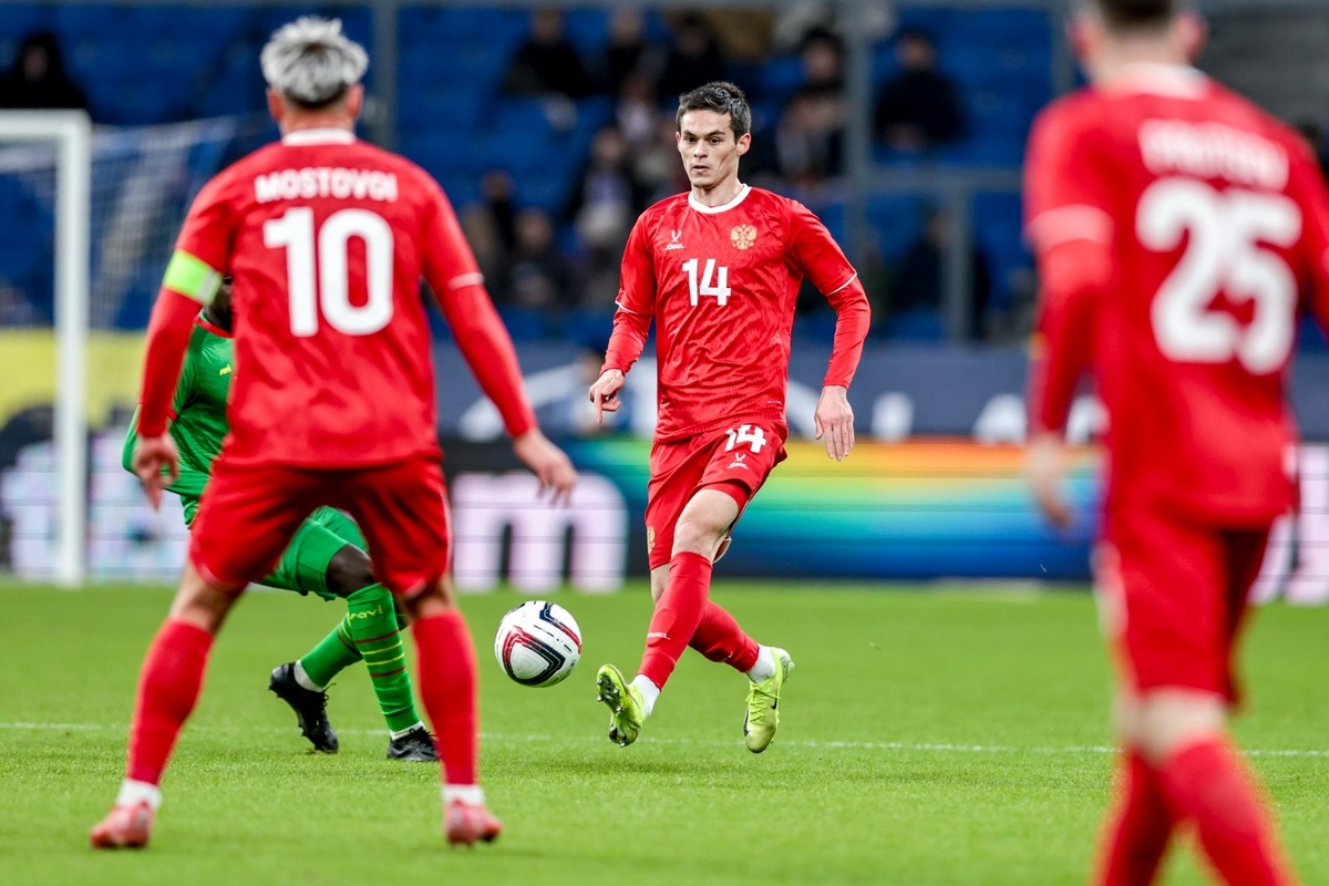 Андрей Мостовой (номер 10) матч с Гренадой завершал с капитанской повязкой. Фото РФС