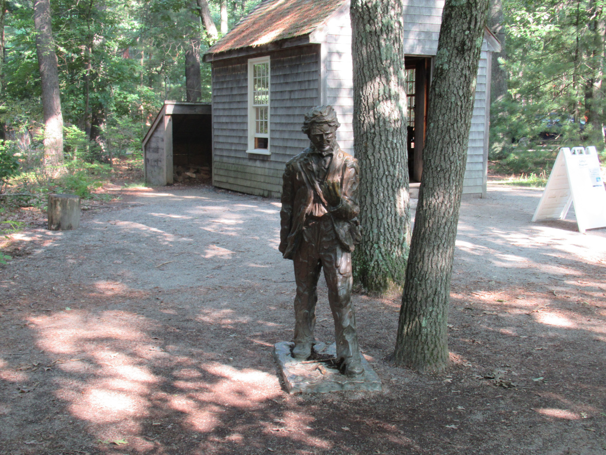 Копия кабинки и статуя Торо на Волден Понде. Фото автора.