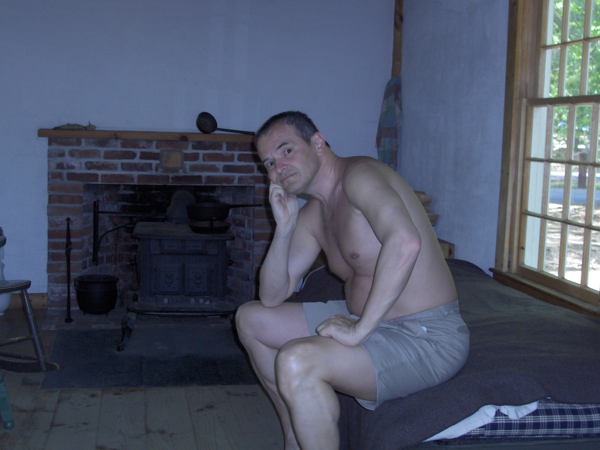 Внутри копии кабинки Торо на Волден Понде. Фото автора.