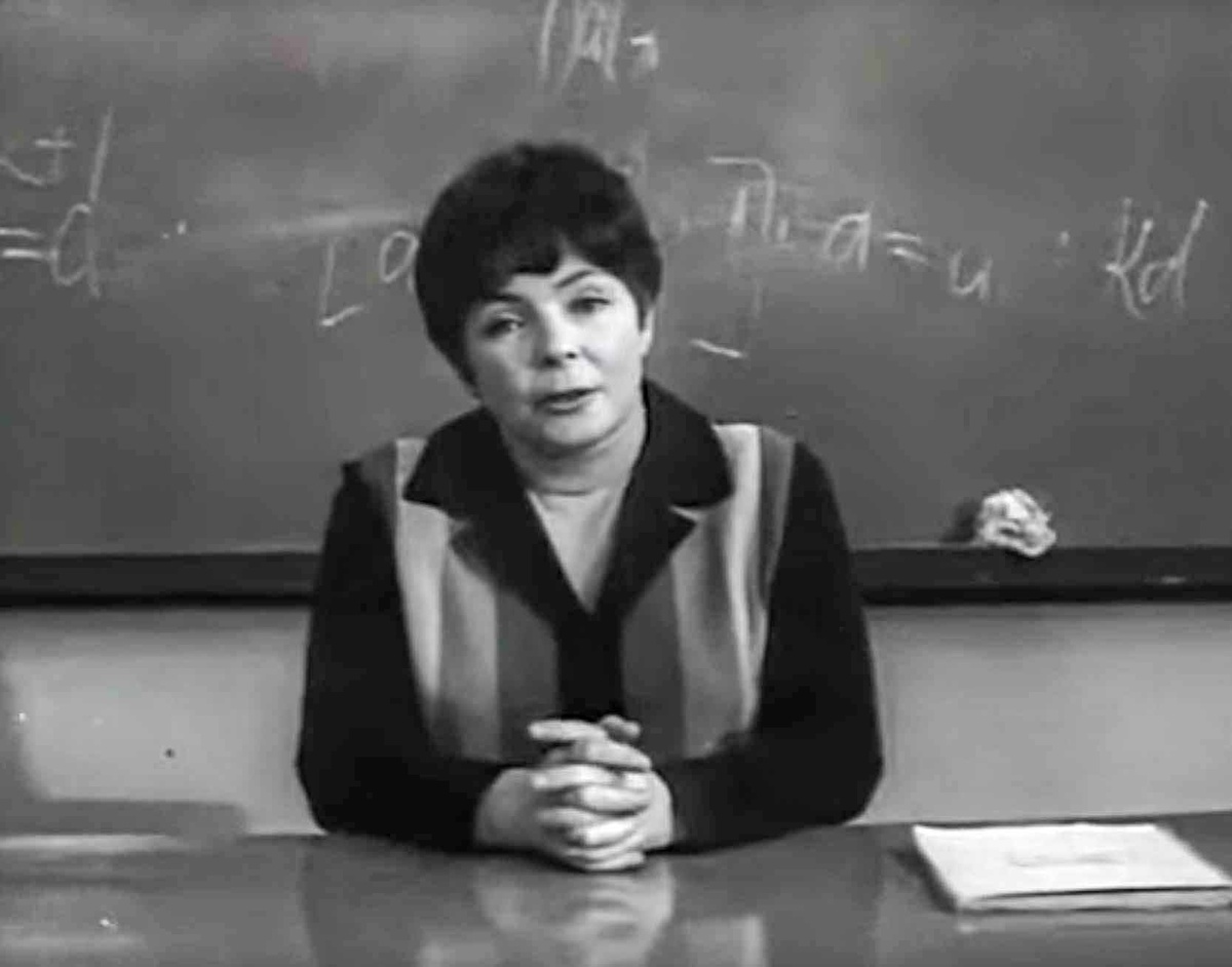 Кадр из фильма "Переступи порог". Ольга Аросева в роли учительницы литературы Веры Дмитриевны