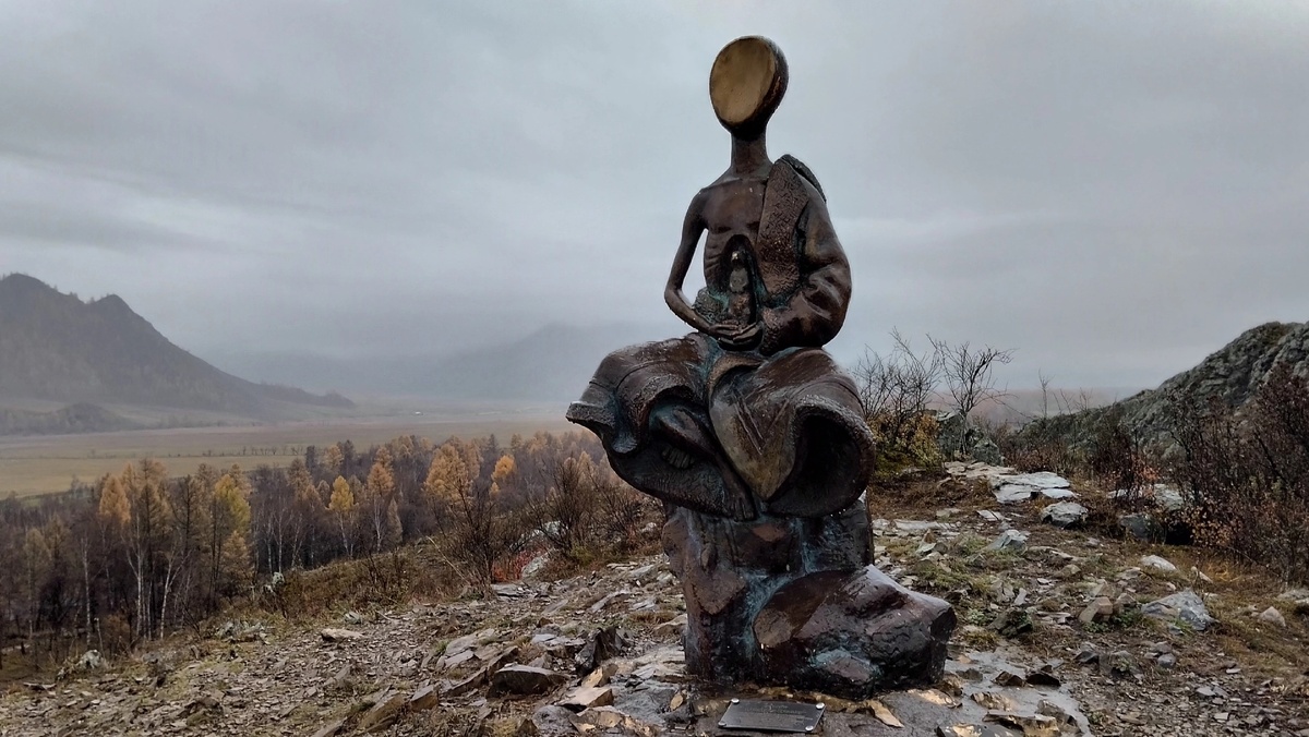 Памятник Суслику (ими питались во время голода в войну).