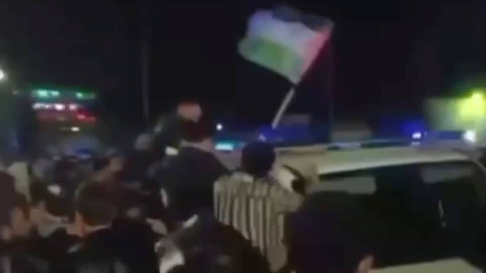 Работа махачкалинского аэропорта Уйташ была парализована из-за беспорядков во время прибытия в Дагестан рейса из Израиля.📷Фото: Кадр из видео очевидца