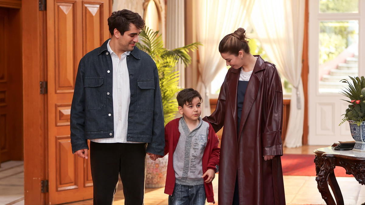 Ферит, сын (Мерт Индже) и Сейран. Кадр из 3 сезона 26 серии. Сериал Зимородок