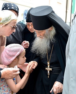 Батюшку искренне любили все - и старые, и малые. Источник: https://www.optina.ru/25_otoshel_ko_gospodu_starec_shiarhimandrit_ilij_nozdrin/