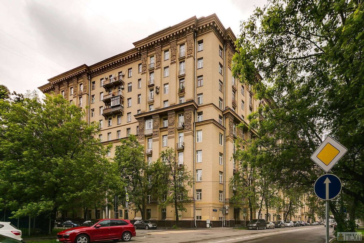 Возможно, имелись в виду общие данные о средней стоимости вторичной недвижимости в Москве, а не конкретно о квартирах в сталинских зданиях.
По информации на 31 декабря 2024 года, средняя цена предложения 1 кв. м московской недвижимости на вторичном рынке составила 296 336 рублей (+1,26%).  
При этом есть отдельные показатели по разным категориям квартир:
Однокомнатные: средняя медианная цена — 310 154 руб./кв. м, изменение цен за 2024 год — −0,5%.  
Двухкомнатные: средняя медианная цена — 296 336 руб./кв. м, изменение по сравнению с декабрем — 1,3%, за год — 1,3%.  
Трёхкомнатные: средняя медианная цена — 272 991 руб./кв. м, изменение по сравнению с декабрем — 0,1%, за год — 3,8%.