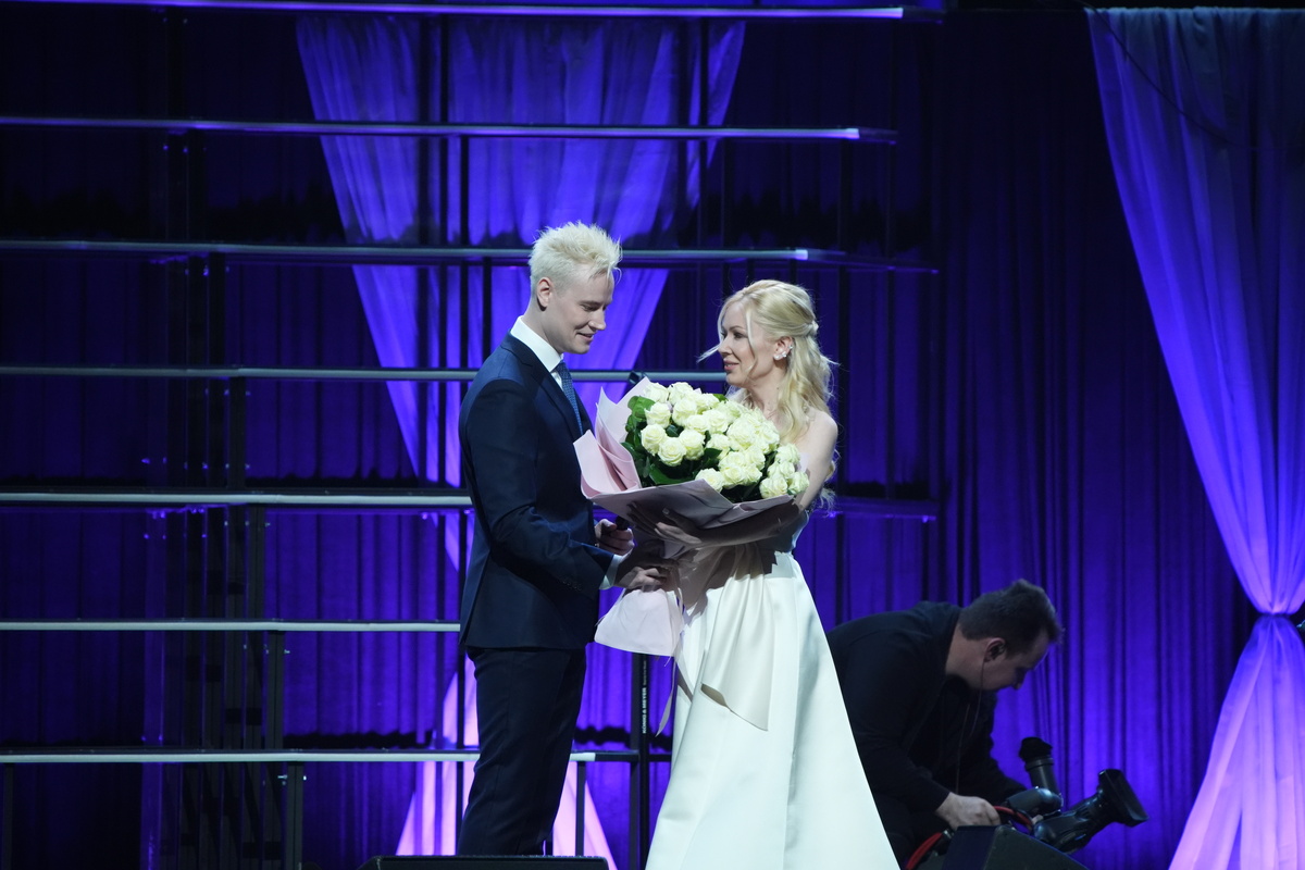 Фото "Известий". Шаман делает предложение Мизулиной. Ура!