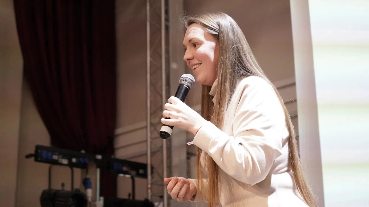 МАРИЯ ОСАДЧАЯ – психолог, вокальный терапевт, автор терапевтической методики #пишемпеснивместе, педагог по вокалу, лауреат международных и всероссийских вокальных конкурсов, руководитель студии церковного пения «КАМЕРТОН». Работает с тревожным состоянием при выступлениях, страхом сцены, паническими атаками, психосоматикой, педагогическим выгоранием и многим другим.