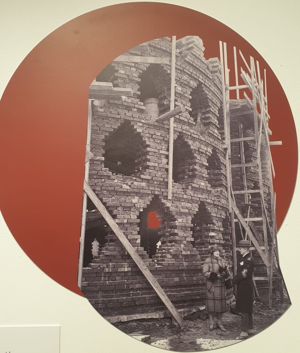 Неизвестный фотограф Константин и Анна Мельниковы на стройке дома 1927