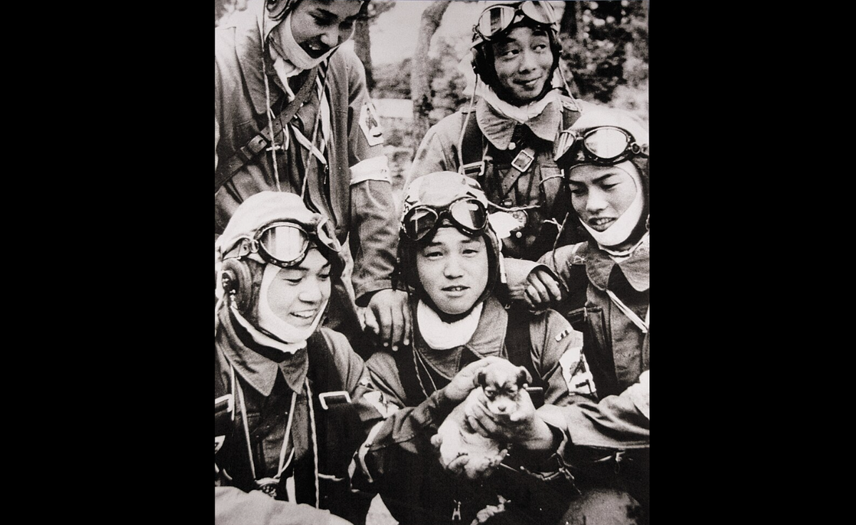 Японские камикадзе: в центре пилот Юкио Араки, которому навсегда осталось 17 лет