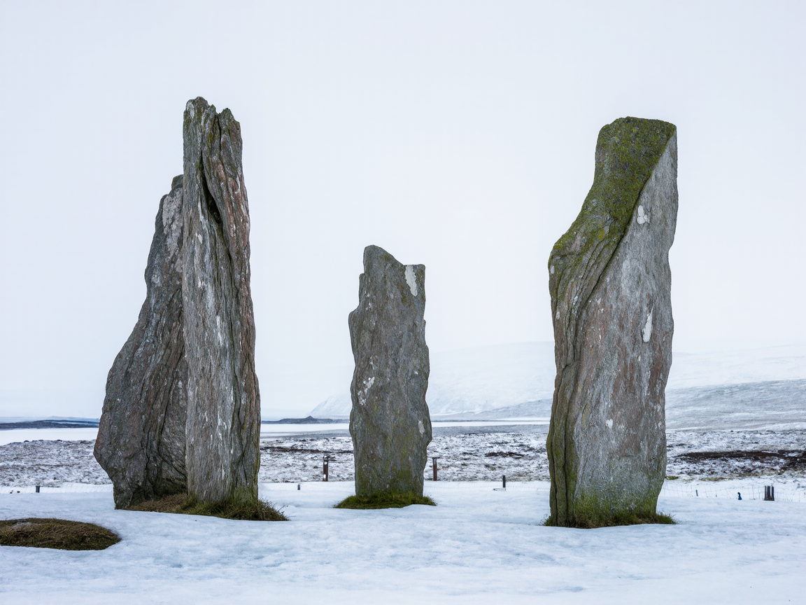 Древние каменные руины в арктическом пейзаже