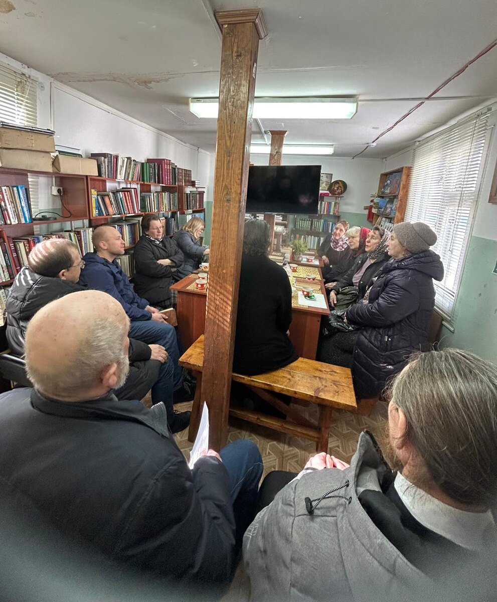 Литературный клуб при нашем храме. 12 человек, который регулярно читают по три огромных романа в месяц... На сегодня изучают Салтыкова-Щедрина... 