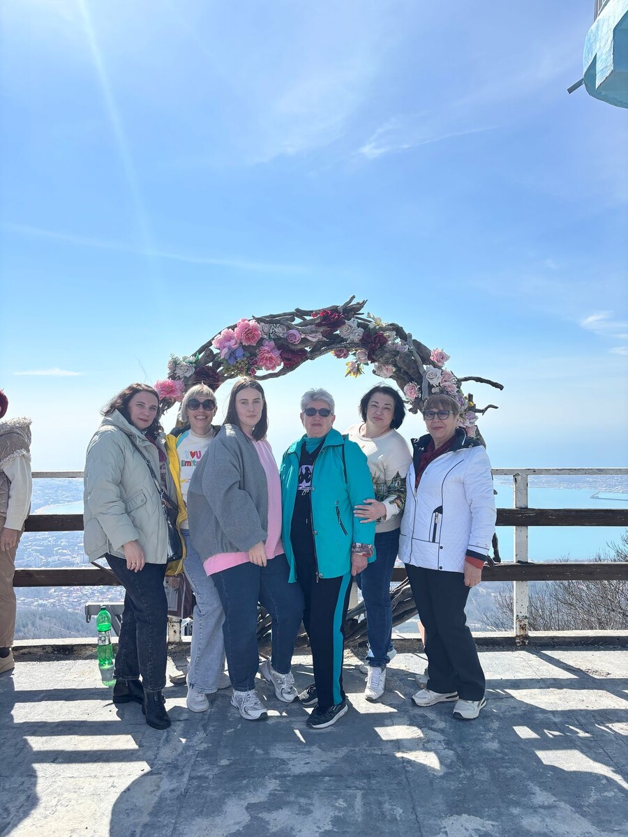 За нами небо, под нами море. Все такое голубое, что непонятно, где заканчивается одно и начинается другое.