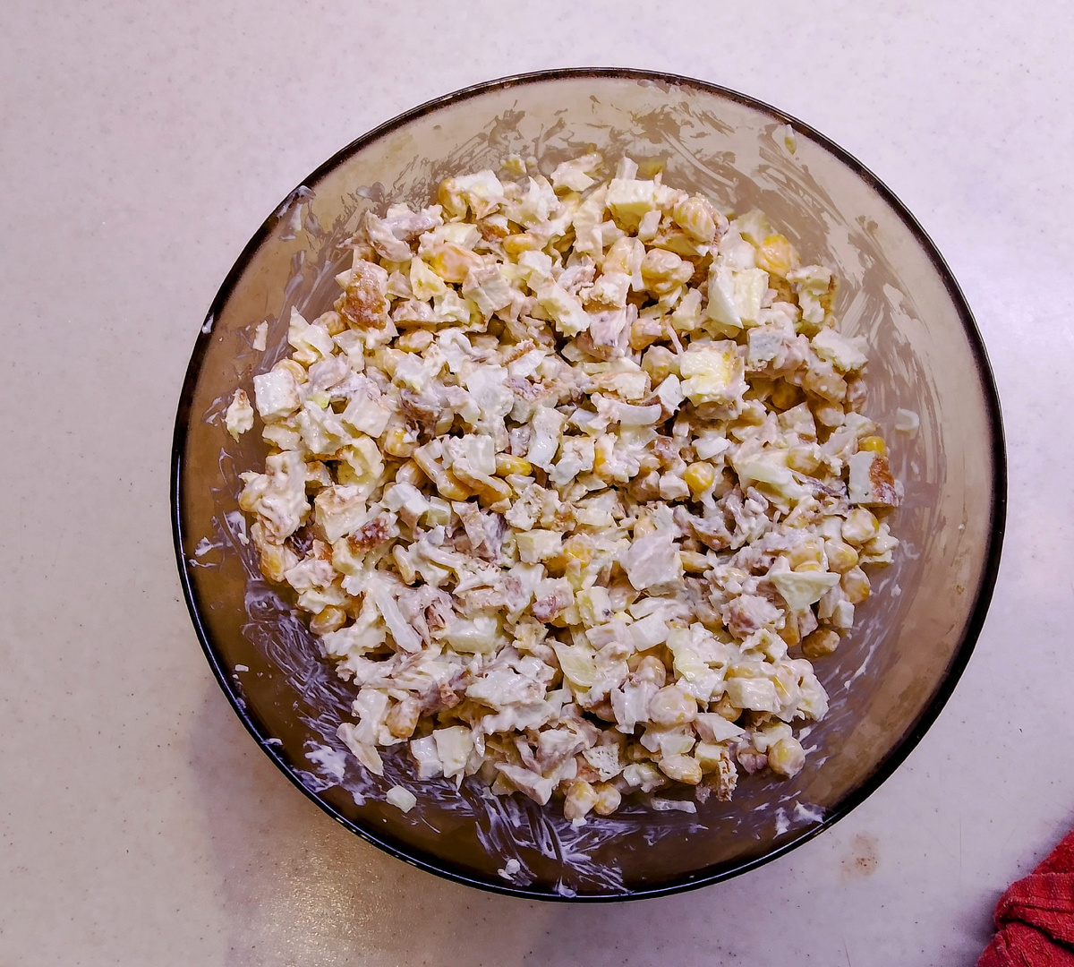 Салат из курицы, омлета, кукурузы и лука , хотела ещё огурец добавить, передумала не хочу воду в салате 