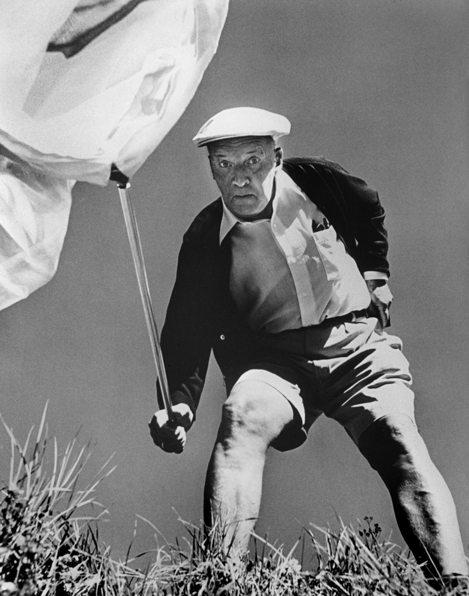 Русско-американский писатель Владимир Набоков гоняется за бабочками возле своего дома. Монтрё, Швейцария. 1966. © Филипп Халсман | Magnum Photos. Мы редко видим, чтобы Владимир Набоков смотрел прямо на нас на портретах Филиппа Халсмана, а когда видим, это тревожит. Здесь он нависает над нами, размахивая своей сетью для ловли бабочек. Мы — добыча, мы — образец, и он в восторге от нашей неизбежной поимки.