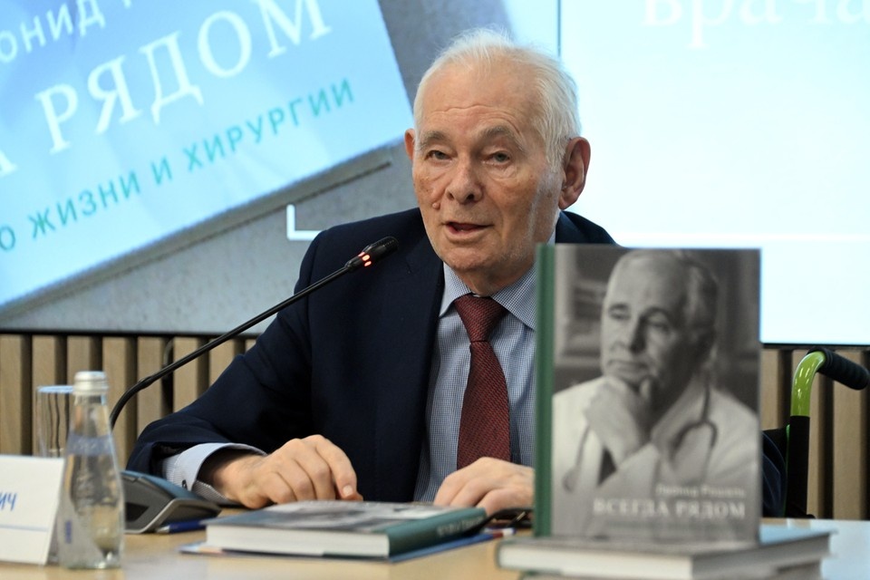    Леонид Михайлович затмил всех. Шутил, благодарил, дополнял чьи-нибудь слова разными деталями, о которых знают только близкие Евгения ГУСЕВА