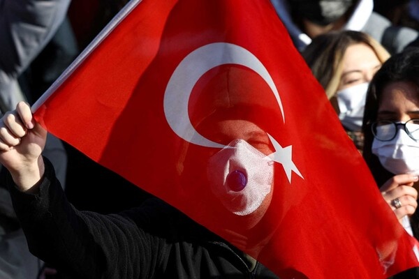 Во время протестов в Стамбуле, 21 марта 2025 года / Murad Sezer/Reuter  