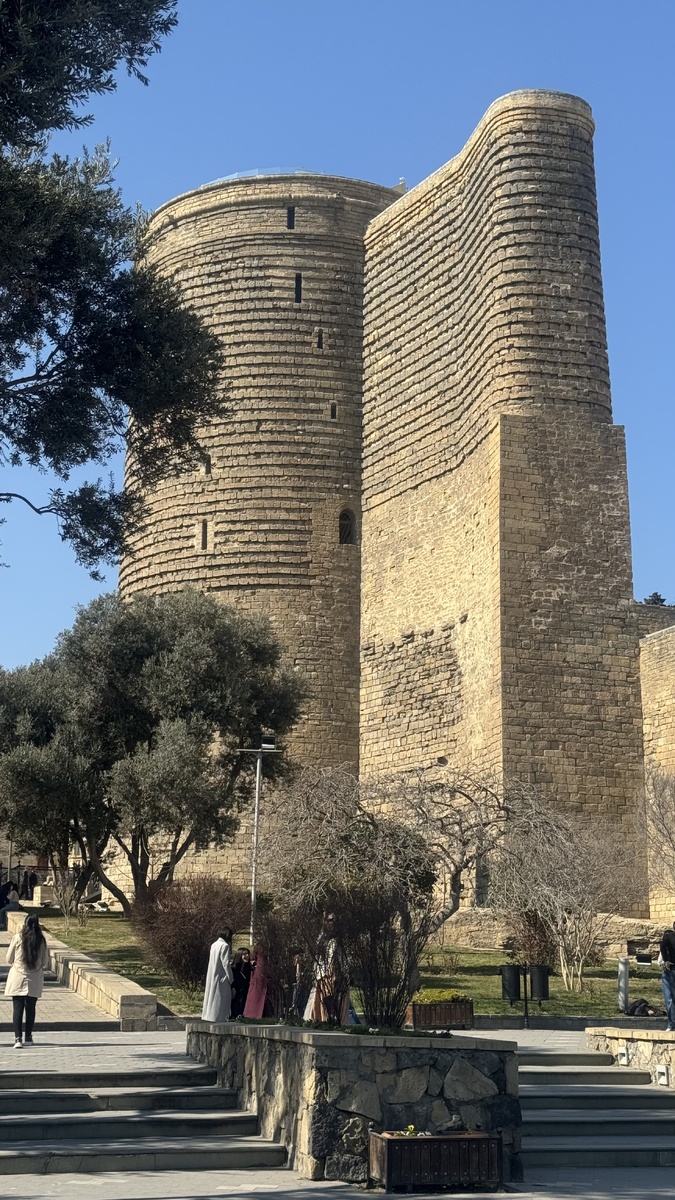 Девичья башня (на азербайджанском: «Гыз галасы») — древнее крепостное сооружение в прибрежной части «Старого города» Ичери Шехер.
