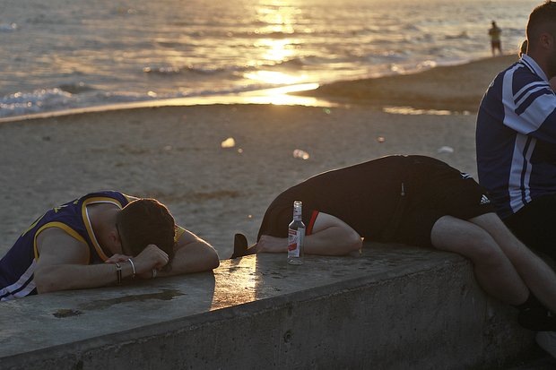    Молодые люди спят на пляже в Эль-Аренале. Фото: Clara Margais / picture alliance via Getty Images