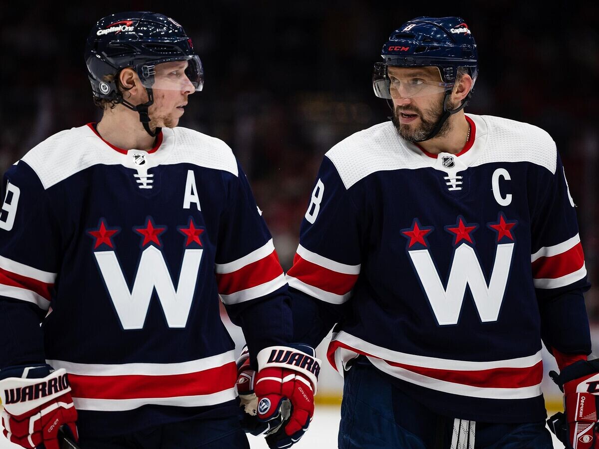    Хоккеисты "Вашингтон Кэпиталз" Никлас Бэкстрем и Александр Овечкин© Фото : nhl.com
