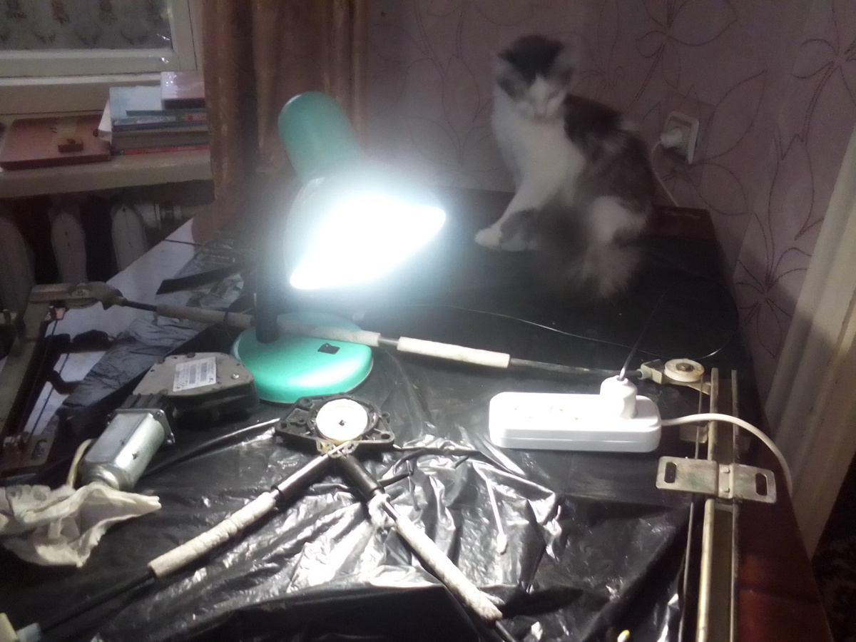 Носок на батарее придает домашний уют этому фото)))