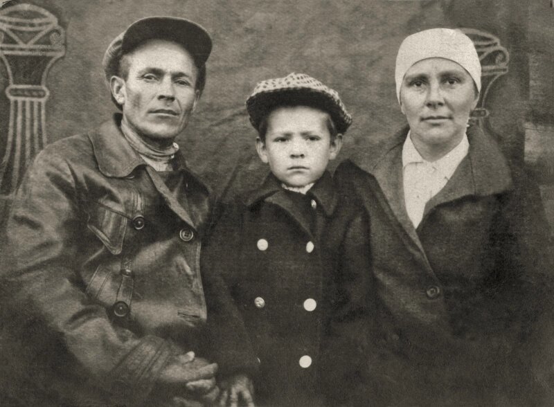    1935-36 гг. Аркадий Пластов, его жена - Наталья Алексеевна Пластова и сын Коля ( будущий художник Николай Аркадьевич Пластов). Фото Кичигина Фото: Предоставлено Н.Н. Пластовым.