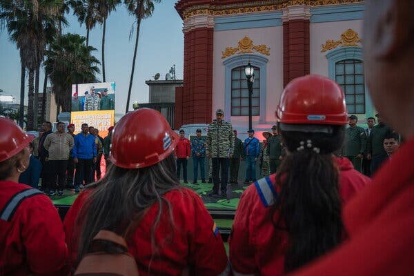 Николас Мадуро на церемонии приведения к присяге новых членов ополчения в Каракасе в январе.