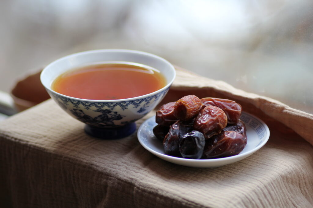 Аджва черненькая и на переднем плане