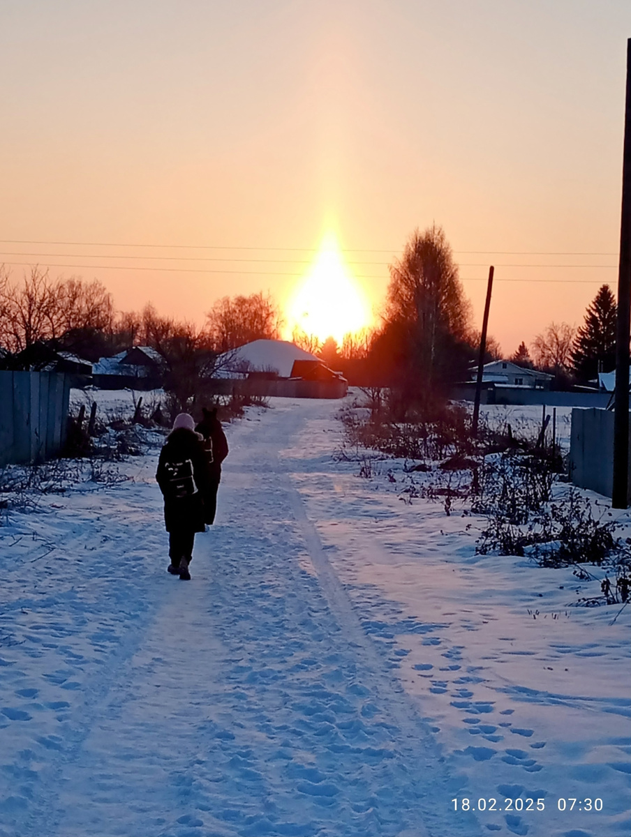 Идём вместе в школу, встречая рассвет.