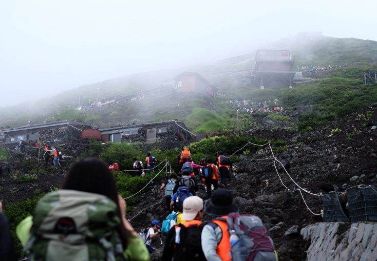 Ого, жто целая вереница туристов в утреннем тумане