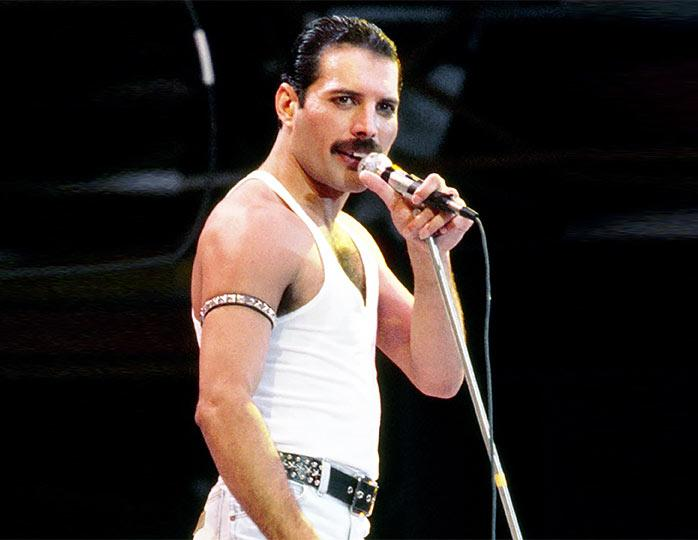 Фредди Меркьюри (имя при рождении — Фаррух Булсара; 5 сентября 1946, Занзибар — 24 ноября 1991, Кенсингтон, Большой Лондон) — британский рок-певец, композитор и автор песен парсийского происхождения. Вокалист рок-группы "Queen". В 2002 году Меркьюри занял 58-е место в опросе "100 величайших британцев", организованном компанией "Би-би-си". В 2005 году журнал "Blender" провёл опрос, по результатам которого Фредди занял второе место среди вокалистов (первое среди мужчин). В 2008 году журнал "Rolling Stone" поставил его на 18-е место в списке "100 величайших певцов всех времён", а в 2023 году этот же журнал включил его в список "200 величайших певцов всех времён" на 14-м месте. Allmusic охарактеризовал его как "одного из величайших рок-певцов и обладателя одного из величайших голосов за всю историю музыки"