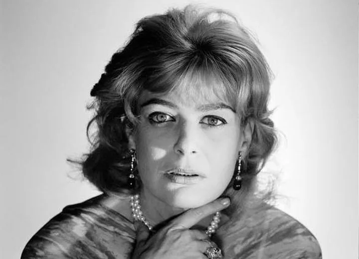 Амалия-Мария (Мелина) Меркури (18 октября 1920, Афины, Королевство Греция — 6 марта 1994, Верхний Ист-Сайд, США) — греческая актриса, певица и политический деятель, член греческого парламента (1977—1994) и первая женщина — министр культуры и науки Греции (1981—1989, 1993—1994)